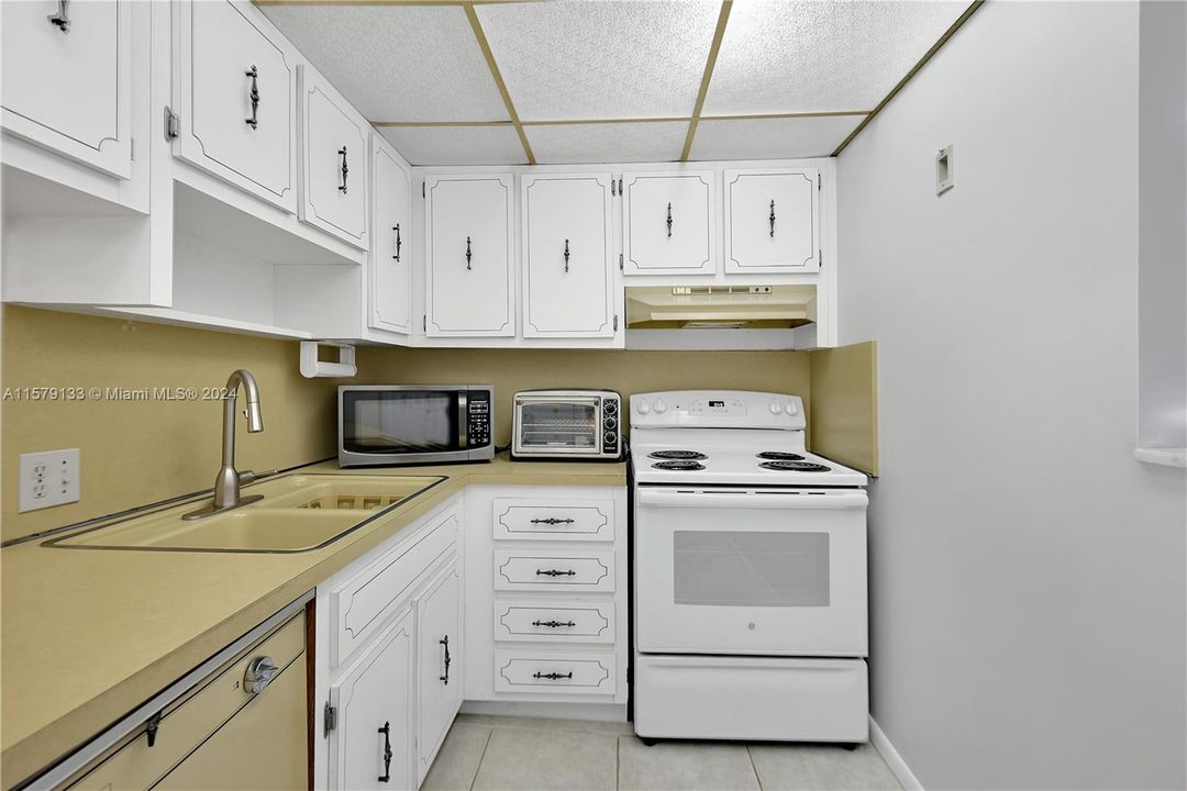 For Sale: $242,000 (1 beds, 1 baths, 826 Square Feet)