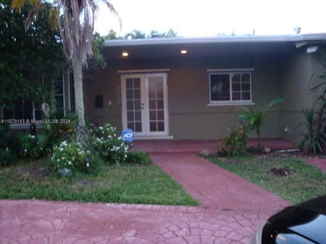 For Rent: $6,000 (4 beds, 3 baths, 2010 Square Feet)