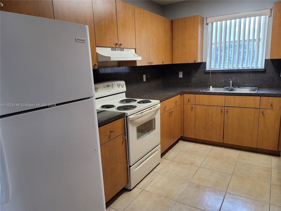 For Rent: $2,500 (3 beds, 2 baths, 2301 Square Feet)