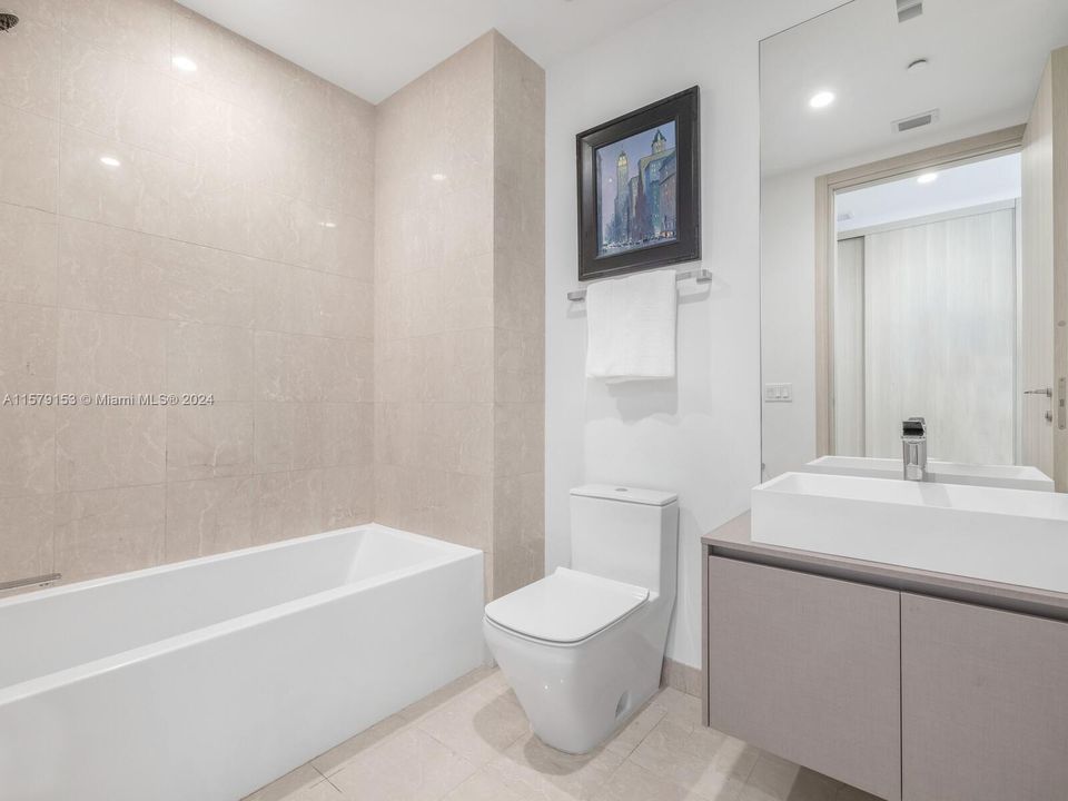 Guest Suite En-suite Bath