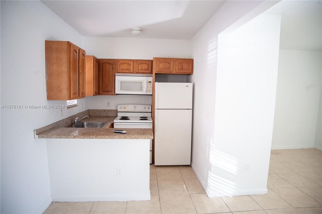 For Rent: $1,750 (0 beds, 1 baths, 570 Square Feet)