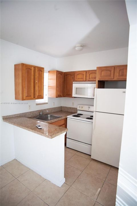 For Rent: $1,750 (0 beds, 1 baths, 570 Square Feet)