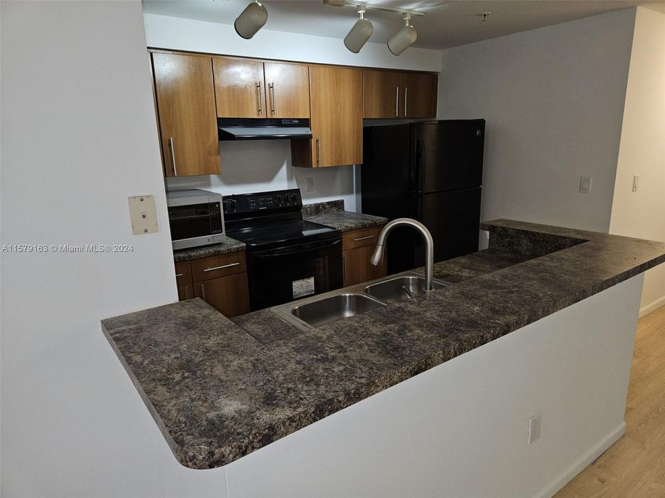 Active With Contract: $2,150 (2 beds, 2 baths, 1120 Square Feet)