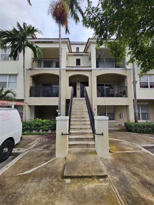 Active With Contract: $2,150 (2 beds, 2 baths, 1120 Square Feet)