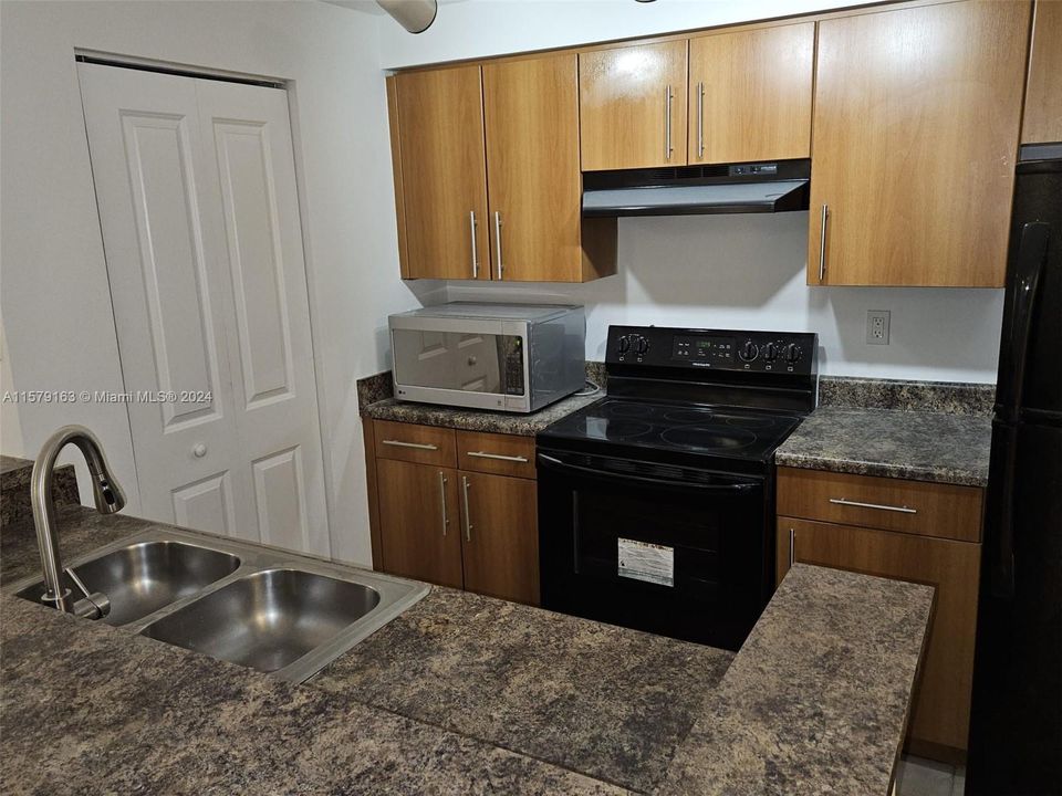 Active With Contract: $2,150 (2 beds, 2 baths, 1120 Square Feet)