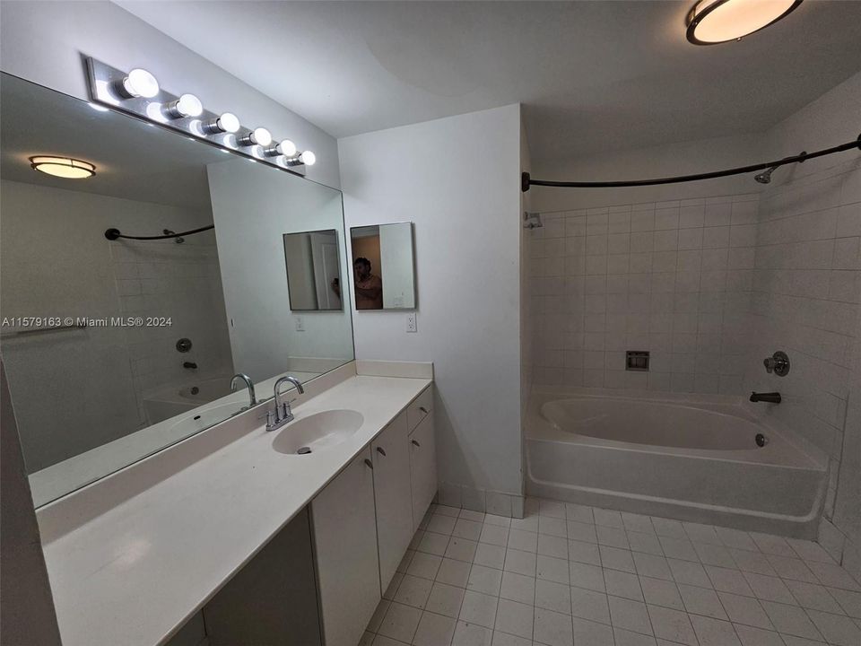 Active With Contract: $2,150 (2 beds, 2 baths, 1120 Square Feet)