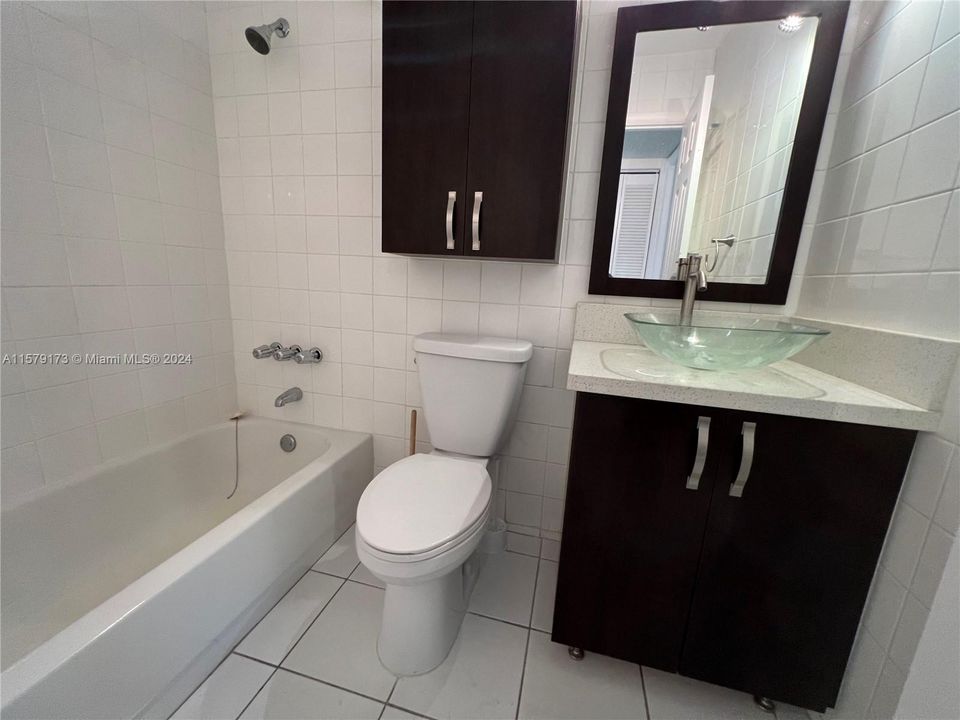 Active With Contract: $2,300 (2 beds, 2 baths, 870 Square Feet)