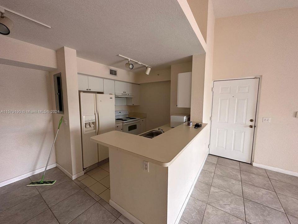 For Sale: $224,000 (2 beds, 2 baths, 895 Square Feet)