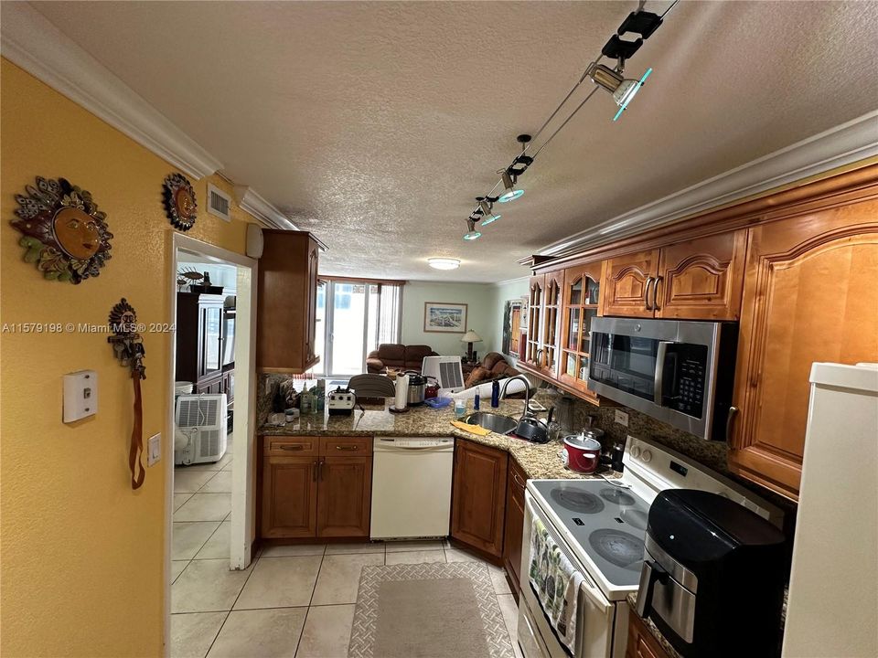 For Sale: $399,000 (1 beds, 1 baths, 844 Square Feet)