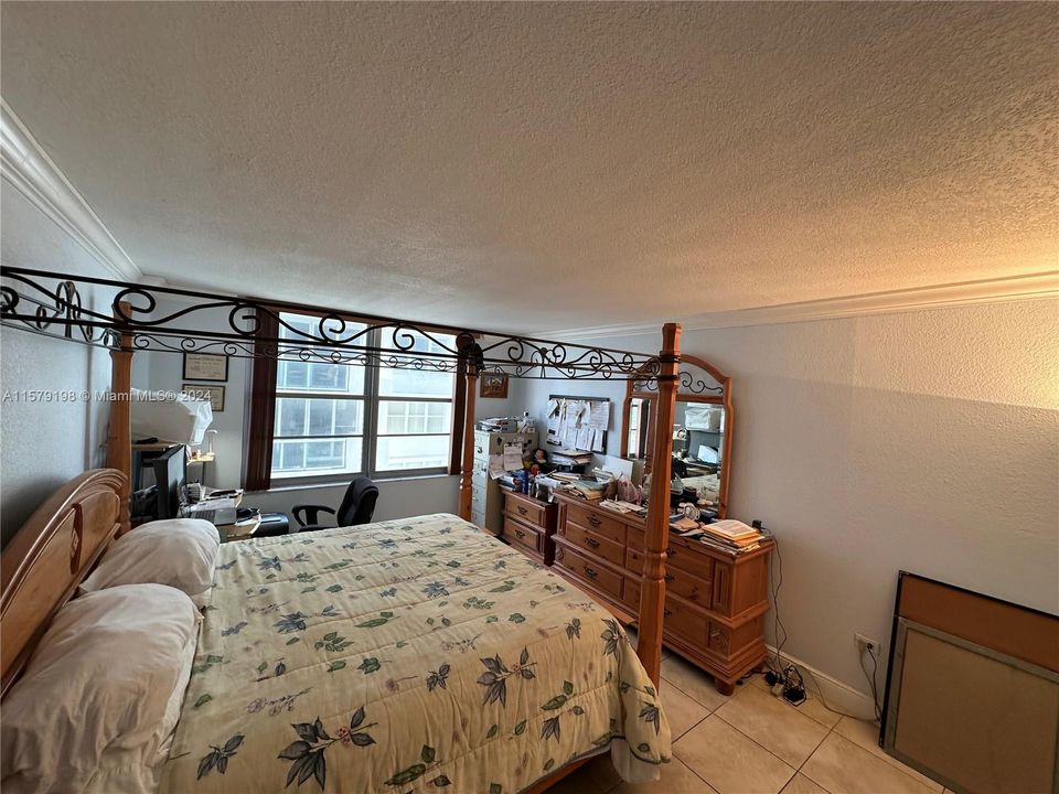 For Sale: $399,000 (1 beds, 1 baths, 844 Square Feet)