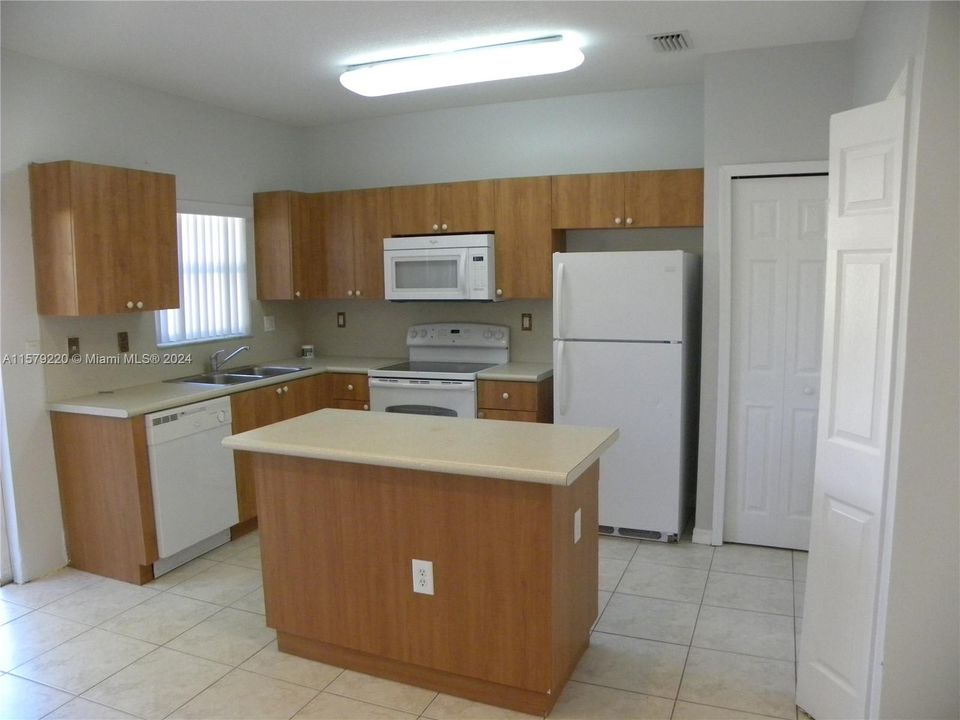 For Rent: $2,200 (2 beds, 2 baths, 1166 Square Feet)