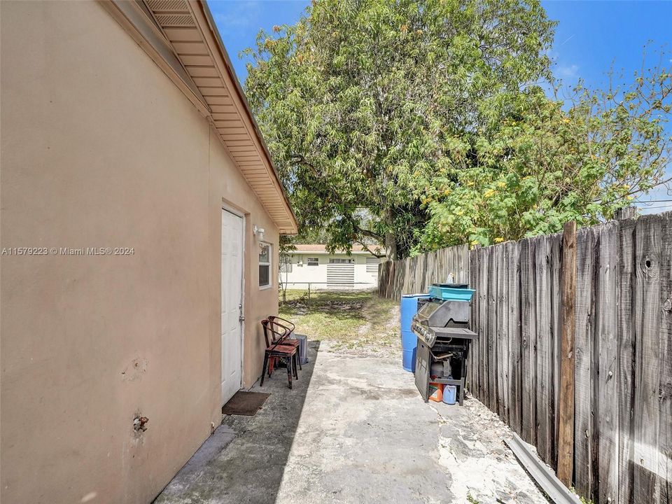 Active With Contract: $375,000 (3 beds, 2 baths, 1188 Square Feet)
