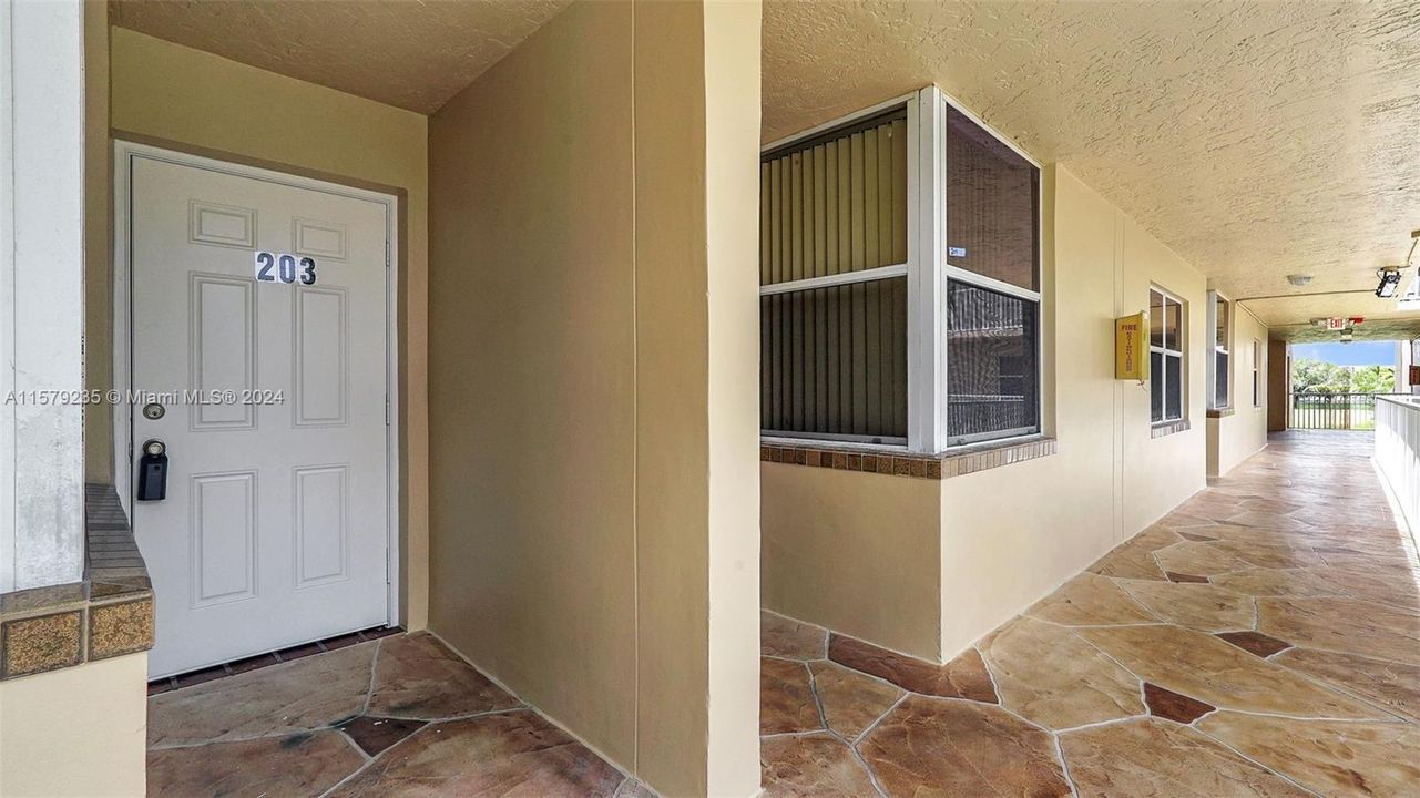For Sale: $159,000 (2 beds, 2 baths, 950 Square Feet)