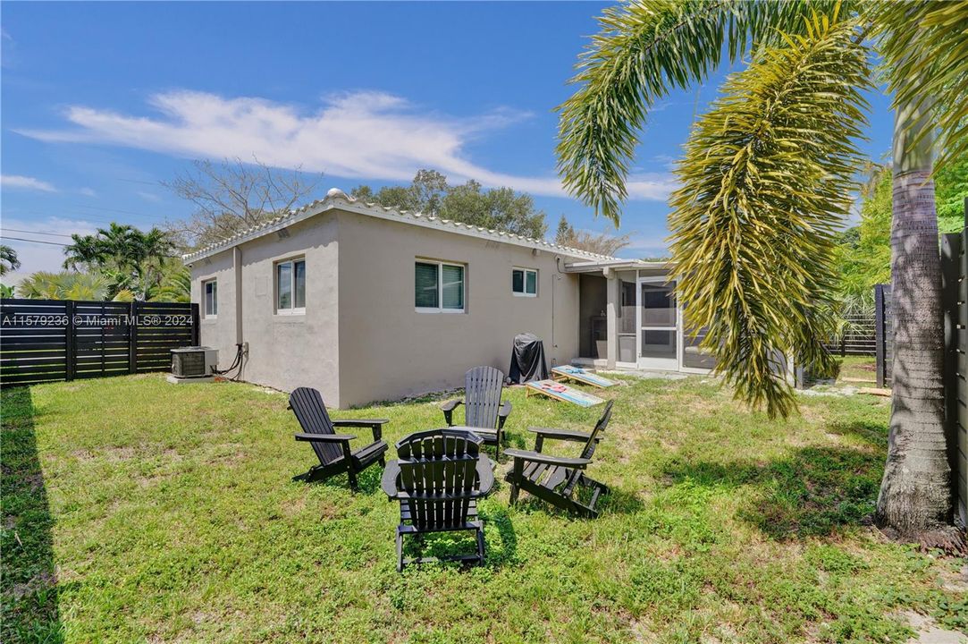 For Sale: $469,000 (2 beds, 1 baths, 1002 Square Feet)