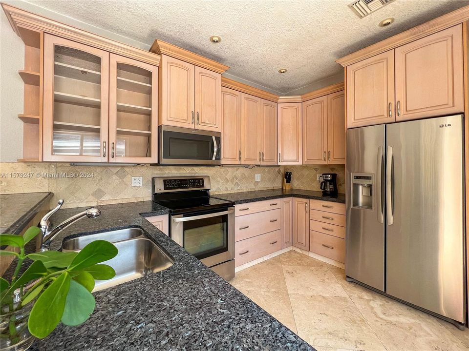 Recently Sold: $795,000 (3 beds, 2 baths, 1998 Square Feet)