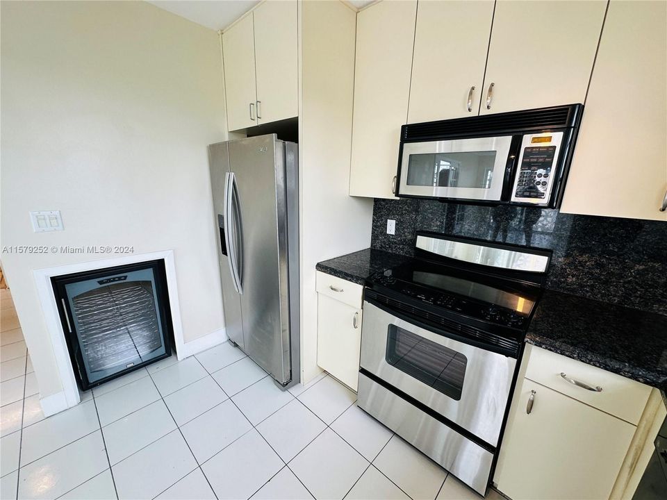 For Rent: $2,400 (1 beds, 1 baths, 625 Square Feet)