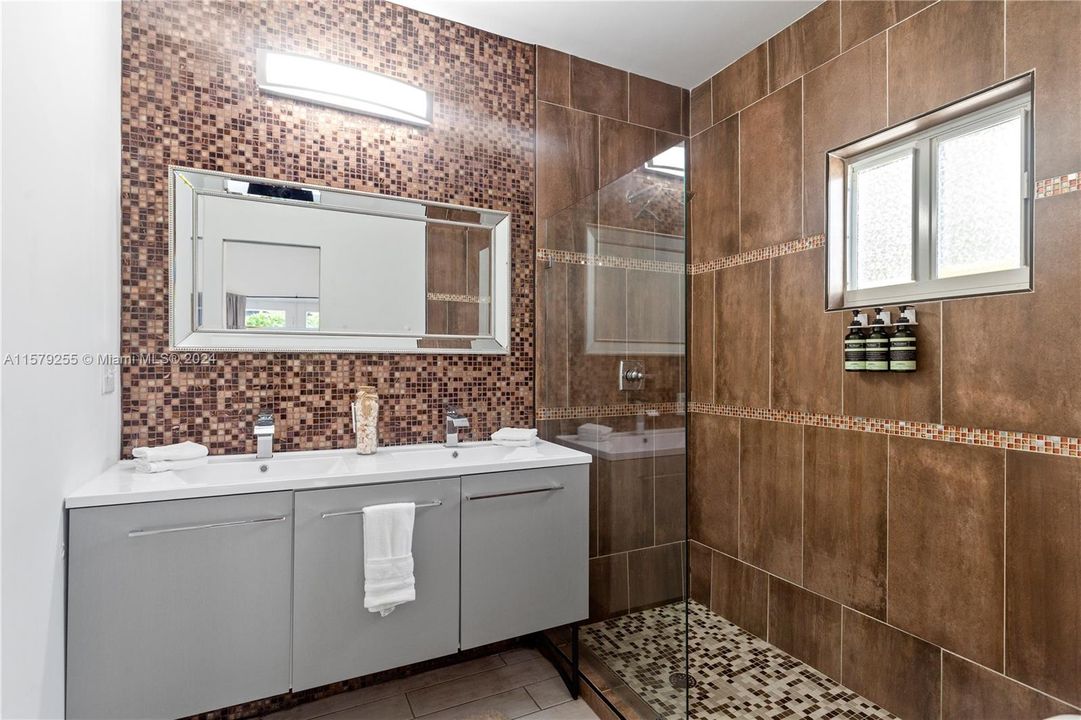 Недавно арендовано: $3,800 (4 спален, 3 ванн, 1680 Квадратных фут)