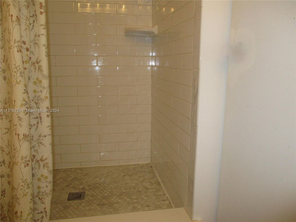 WALK-IN TILE SHOWER