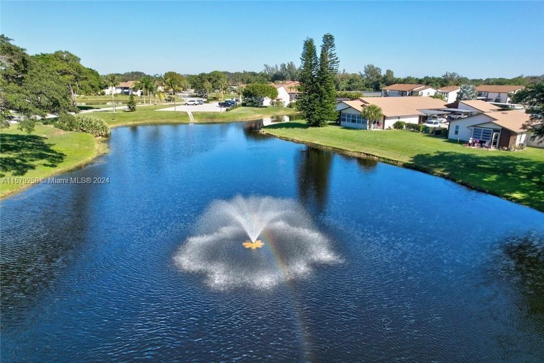 TWIN LAKES  COLORFUL FOUNTAIN AS YOU ENTER