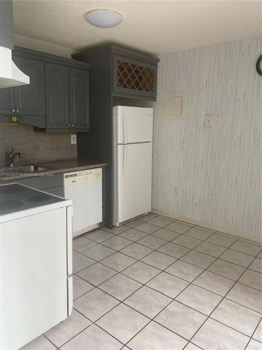 For Sale: $250,000 (1 beds, 1 baths, 685 Square Feet)