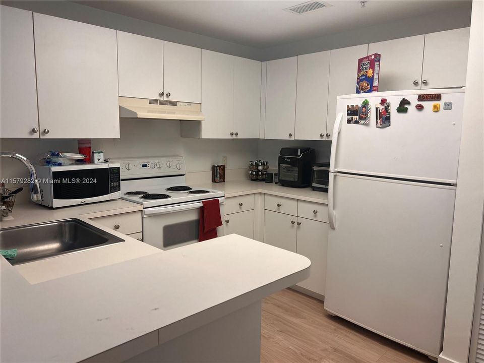 For Sale: $264,900 (1 beds, 1 baths, 794 Square Feet)