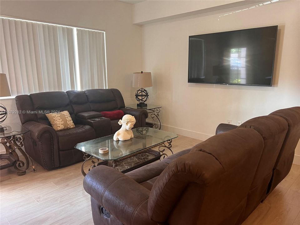 Active With Contract: $264,900 (1 beds, 1 baths, 794 Square Feet)
