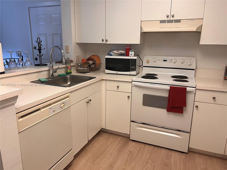 For Sale: $264,900 (1 beds, 1 baths, 794 Square Feet)