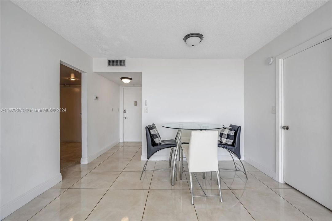For Sale: $299,999 (2 beds, 2 baths, 1073 Square Feet)