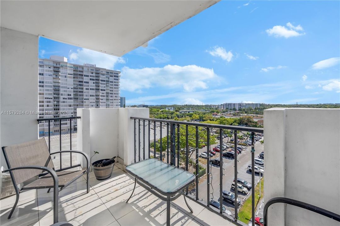 For Sale: $299,999 (2 beds, 2 baths, 1073 Square Feet)