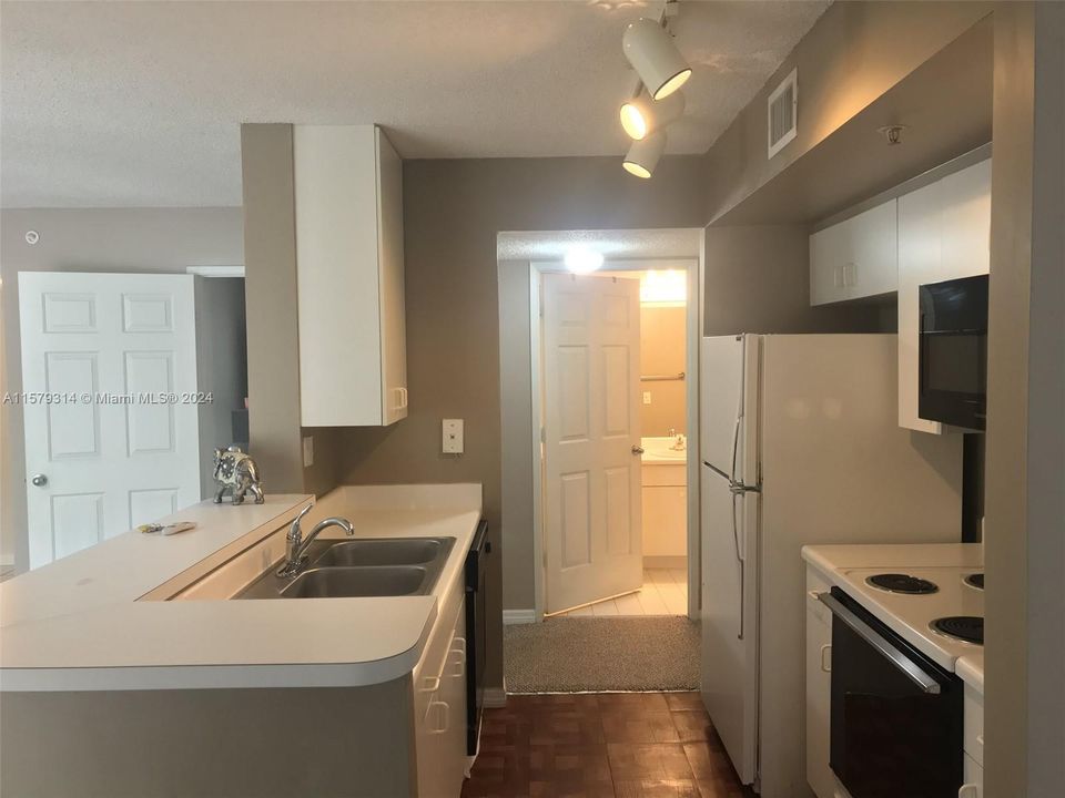 Recently Rented: $1,650 (1 beds, 1 baths, 823 Square Feet)