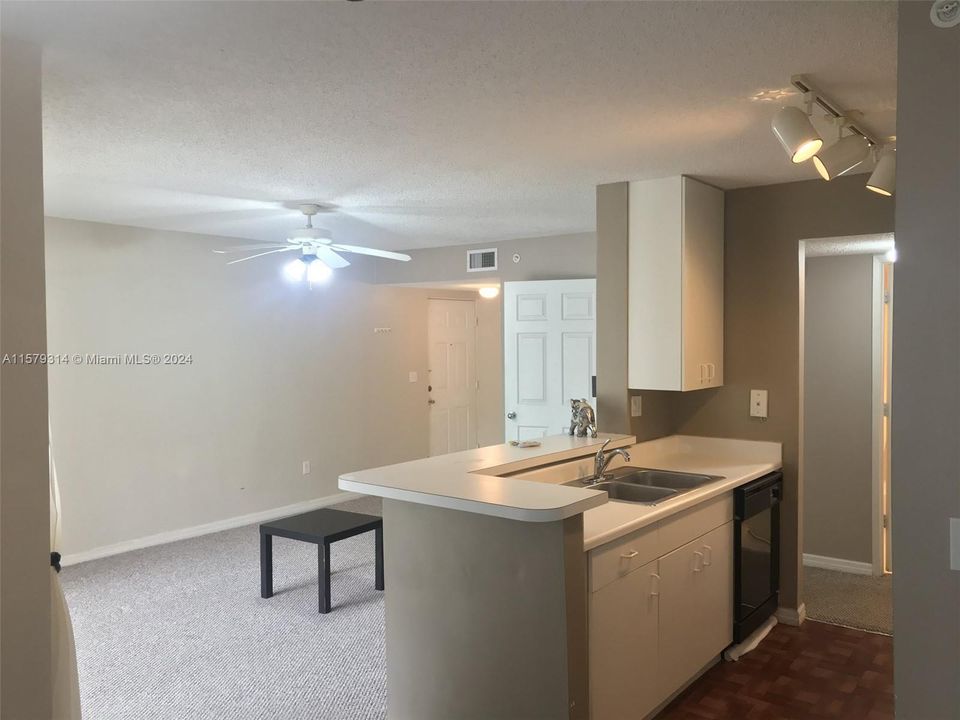 Recently Rented: $1,650 (1 beds, 1 baths, 823 Square Feet)
