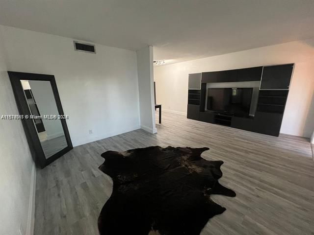 For Rent: $1,875 (1 beds, 1 baths, 826 Square Feet)