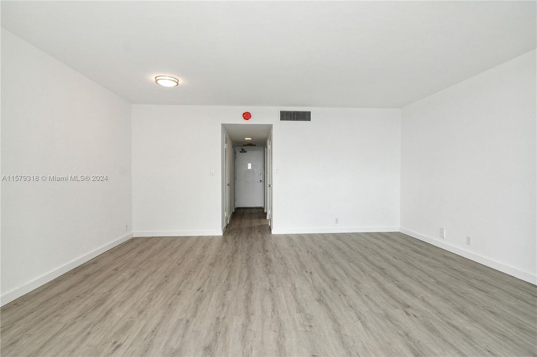 Active With Contract: $2,450 (0 beds, 1 baths, 552 Square Feet)