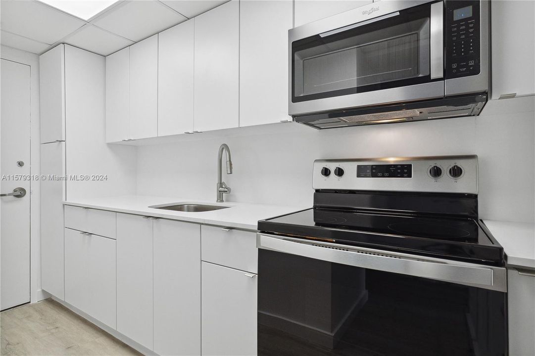 Active With Contract: $2,450 (0 beds, 1 baths, 552 Square Feet)