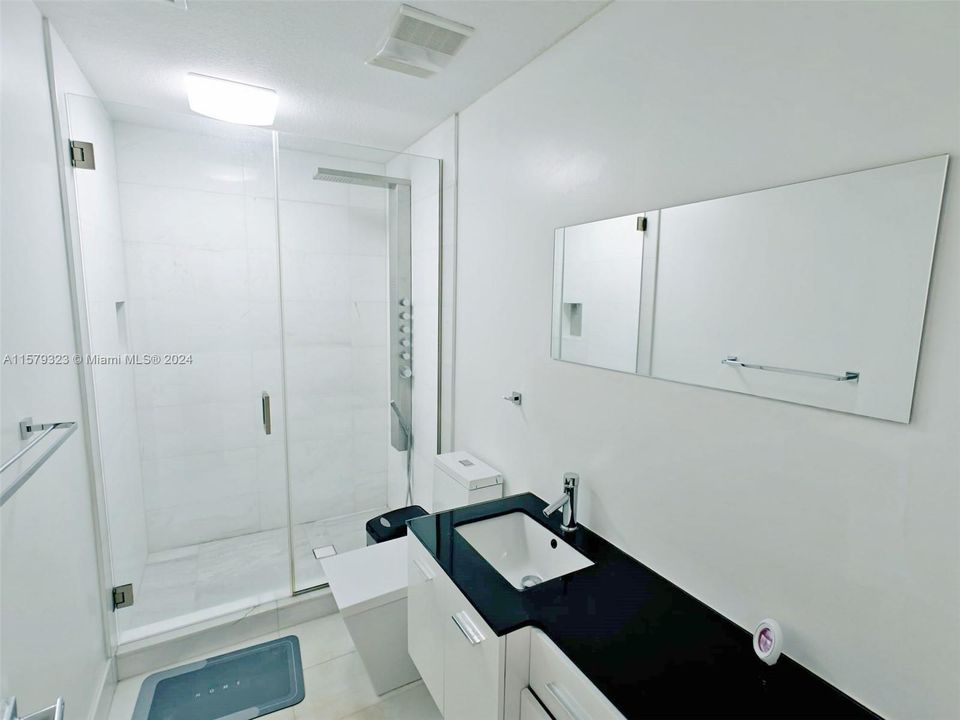 2nd Floor Guestroom Private Bathroom
