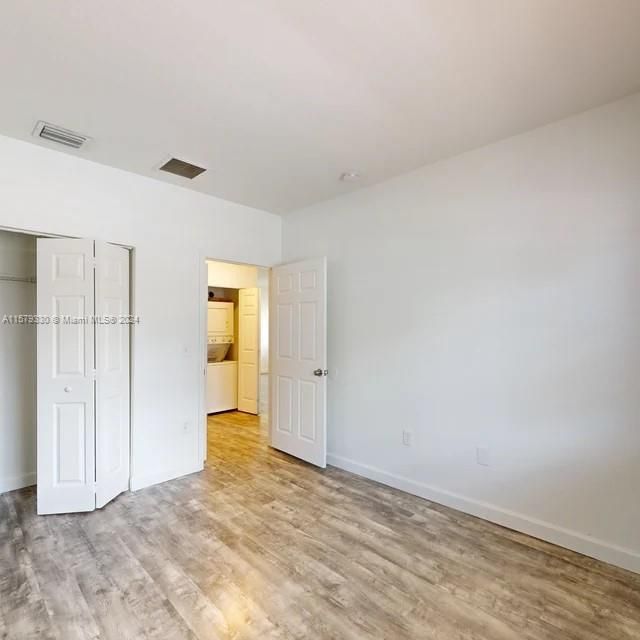 Active With Contract: $275,000 (3 beds, 2 baths, 1194 Square Feet)