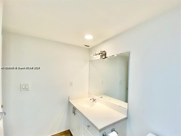 For Rent: $2,100 (2 beds, 1 baths, 1005 Square Feet)