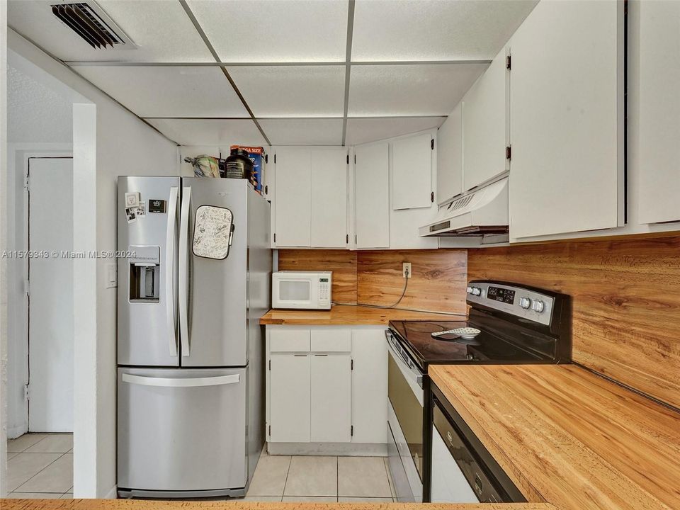 For Sale: $225,000 (1 beds, 1 baths, 740 Square Feet)