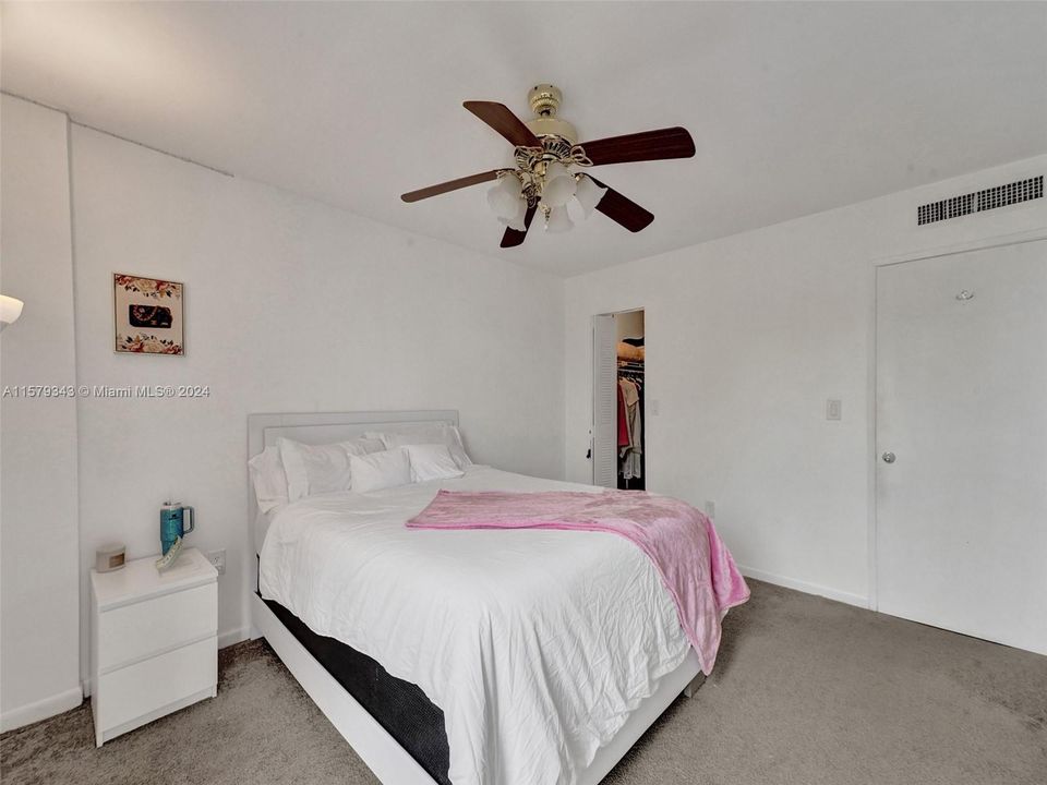 Active With Contract: $225,000 (1 beds, 1 baths, 740 Square Feet)
