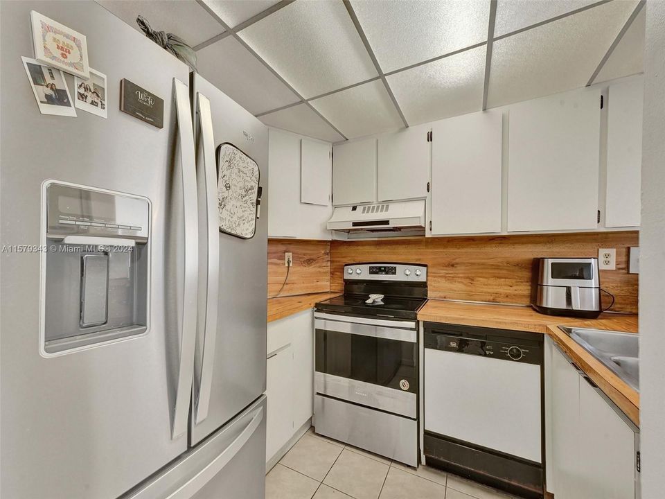 For Sale: $225,000 (1 beds, 1 baths, 740 Square Feet)