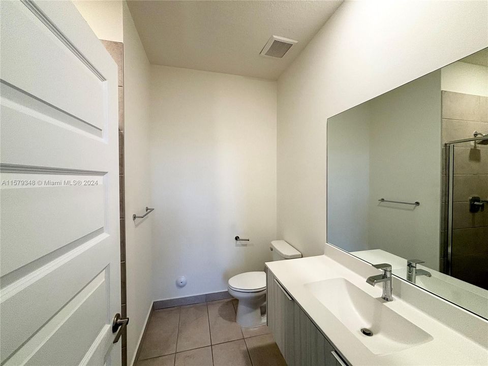 合同活跃: $3,200 (3 贝兹, 2 浴室, 1236 平方英尺)