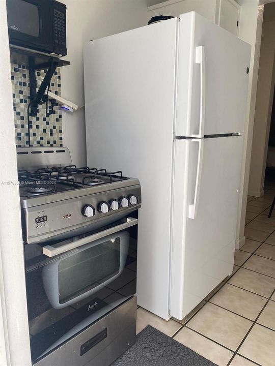 Active With Contract: $1,550 (0 beds, 1 baths, 420 Square Feet)