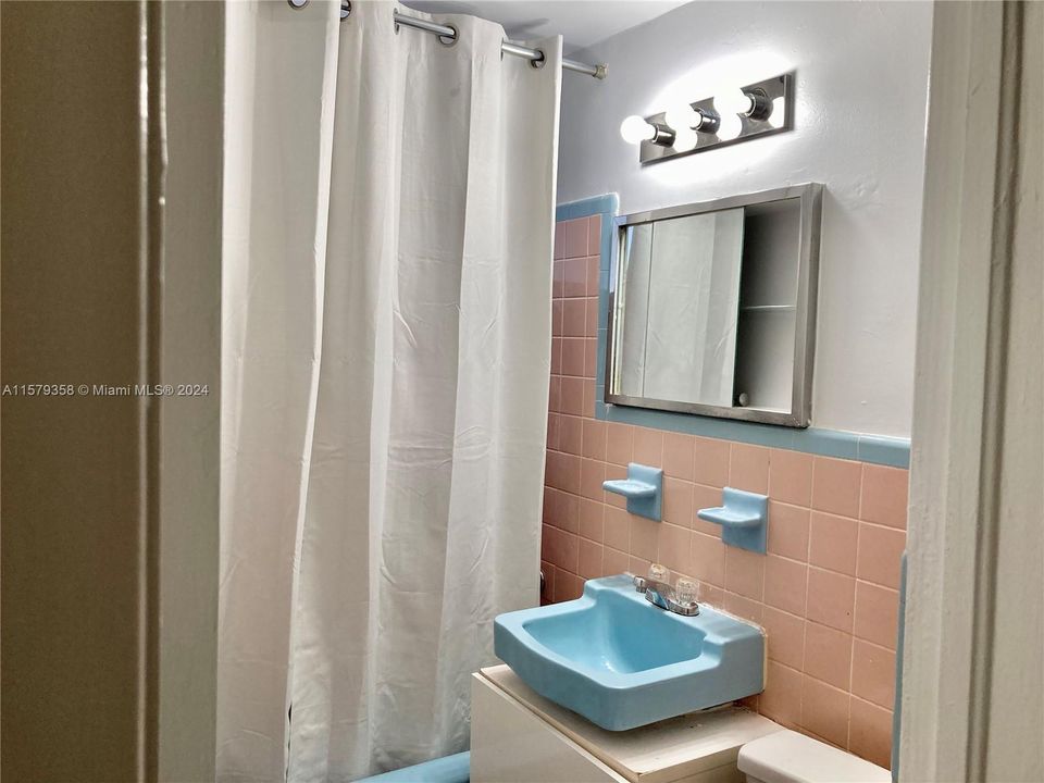 Active With Contract: $1,550 (0 beds, 1 baths, 420 Square Feet)