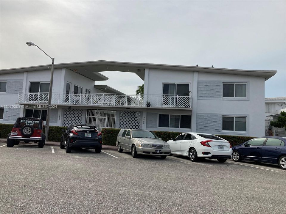 Active With Contract: $1,550 (0 beds, 1 baths, 420 Square Feet)