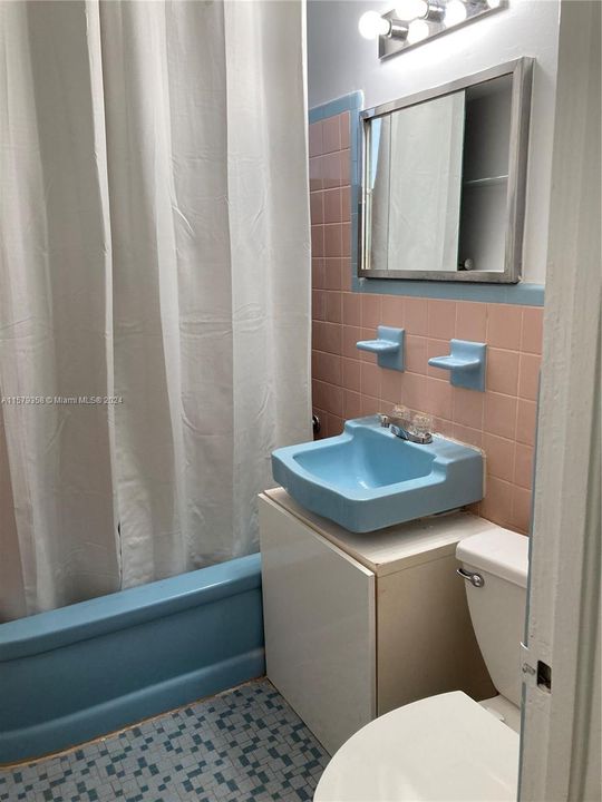 Active With Contract: $1,550 (0 beds, 1 baths, 420 Square Feet)