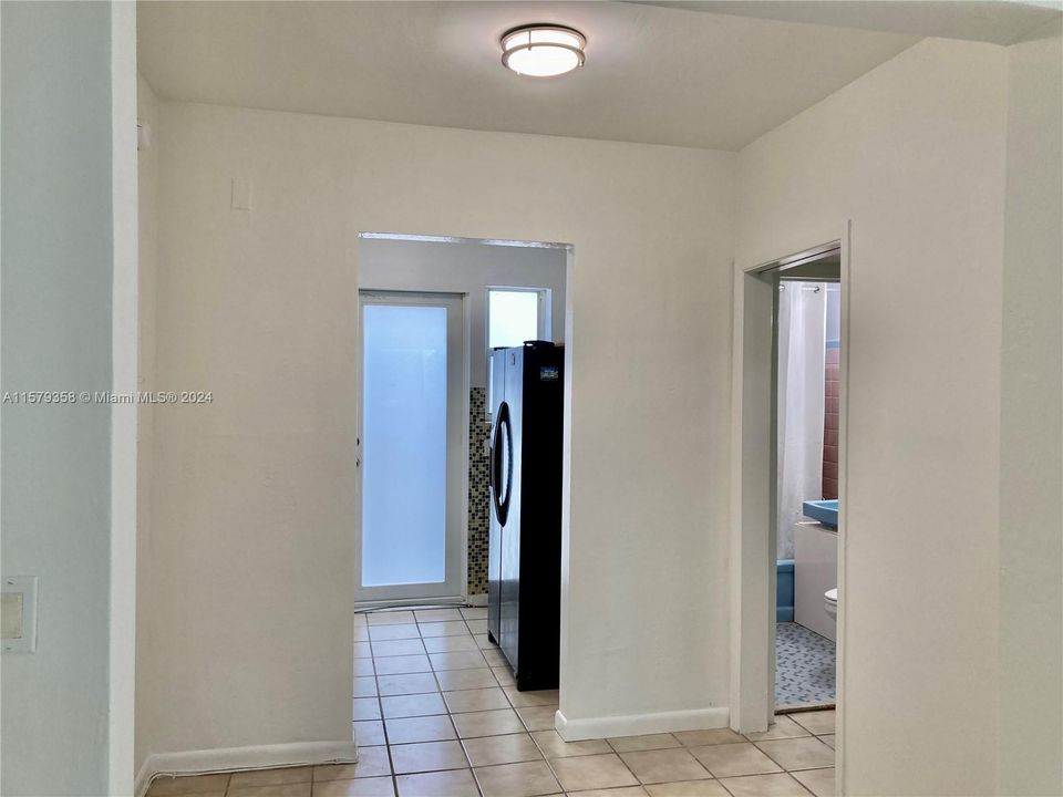 Active With Contract: $1,550 (0 beds, 1 baths, 420 Square Feet)