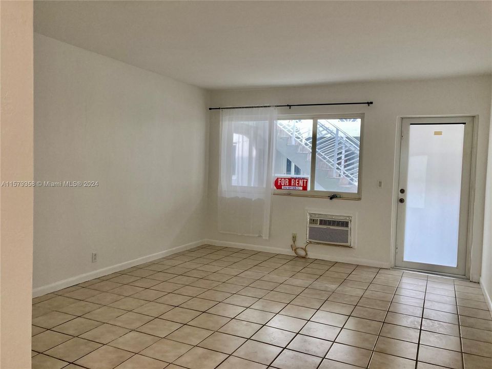 Active With Contract: $1,550 (0 beds, 1 baths, 420 Square Feet)