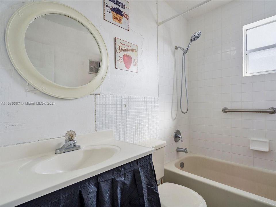 For Rent: $2,250 (2 beds, 1 baths, 844 Square Feet)