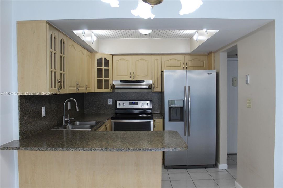 Active With Contract: $208,000 (1 beds, 1 baths, 712 Square Feet)