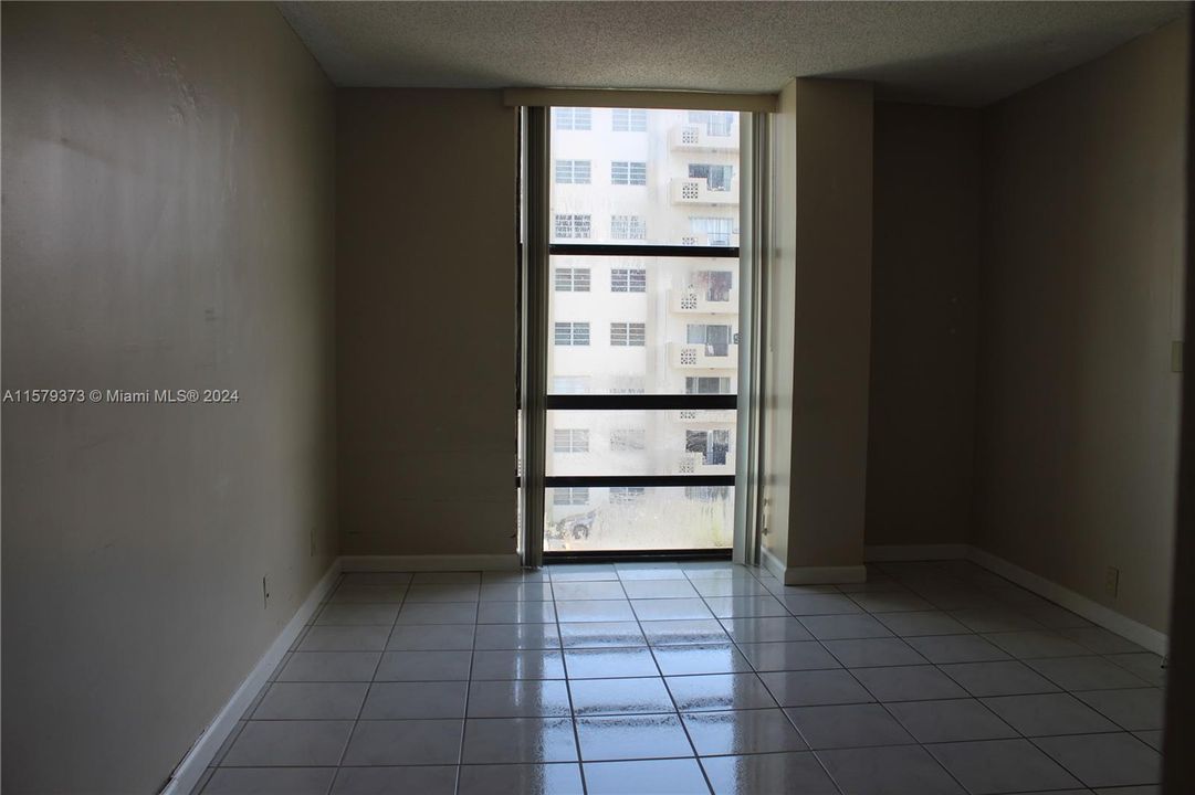 Active With Contract: $208,000 (1 beds, 1 baths, 712 Square Feet)
